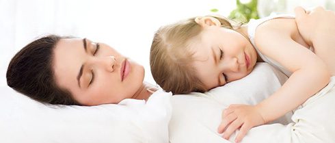 Schlafende Frau mit schlafendem Kind